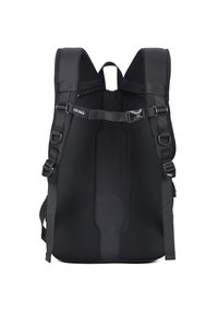 Zaino nero con texture in rete, spallacci imbottiti e fascette regolabili, caratterizzato da una forma snella e un design ergonomico.