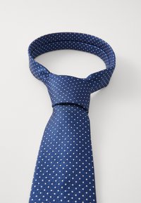 Blaue Krawatte mit Polka-Dots und glatter Textur, mit einem schmalen Ende und einem geknoteten Abschnitt zum Sichern um den Kragen.