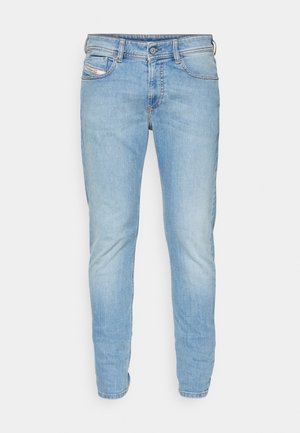 Lichtblauwe denim jeans met een slim fit, vijf-pocket ontwerp, knoopsluiting en subtiele vervaging op de stof voor textuur en diepte.