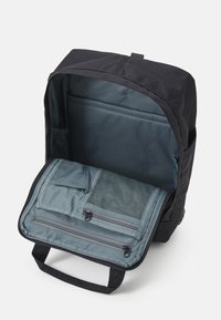 Zwarte rugzak met een stoffen buitenkant en een grijze binnenkant. De binnenkant heeft vakken, een gaassectie en ritsen voor organisatie.
