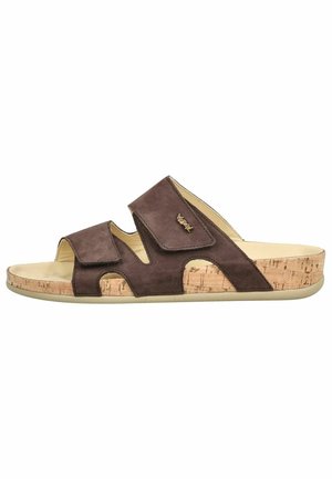 Sandalo scivolo in suede marrone con due cinturini regolabili e suola effetto sughero, progettato per il comfort e l’uso casual.