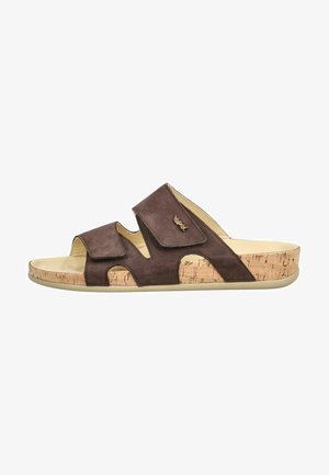Sandalo scivolo in suede marrone con due cinturini regolabili e suola effetto sughero, progettato per il comfort e l’uso casual.