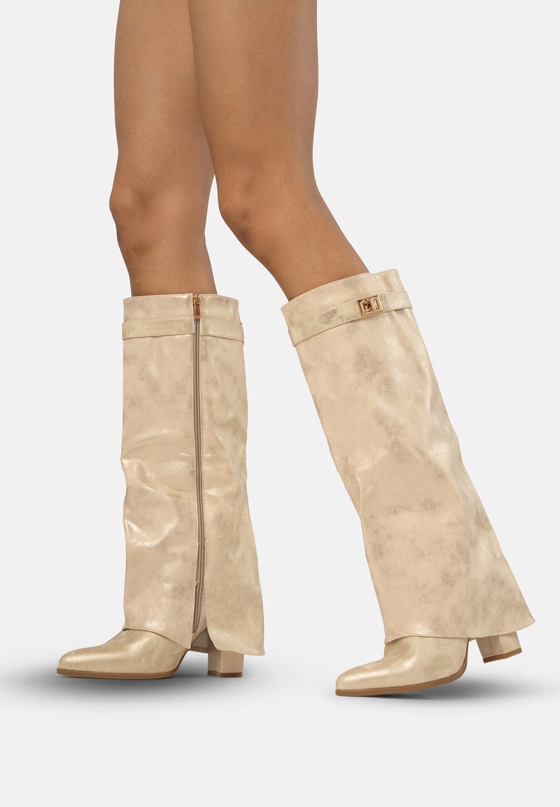 Knöchelhohe, beige metallisch wirkende Stiefel aus Kunstleder mit Reißverschluss und gefaltetem Schaft, ausgestattet mit einem niedrigen Blockabsatz und glatter Textur.