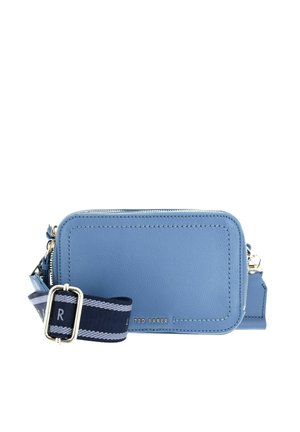 Sac bandoulière rectangulaire en cuir bleu avec fermeture éclair argentée et sangle réglable bleu marine avec rayures claires et boucle métallique.