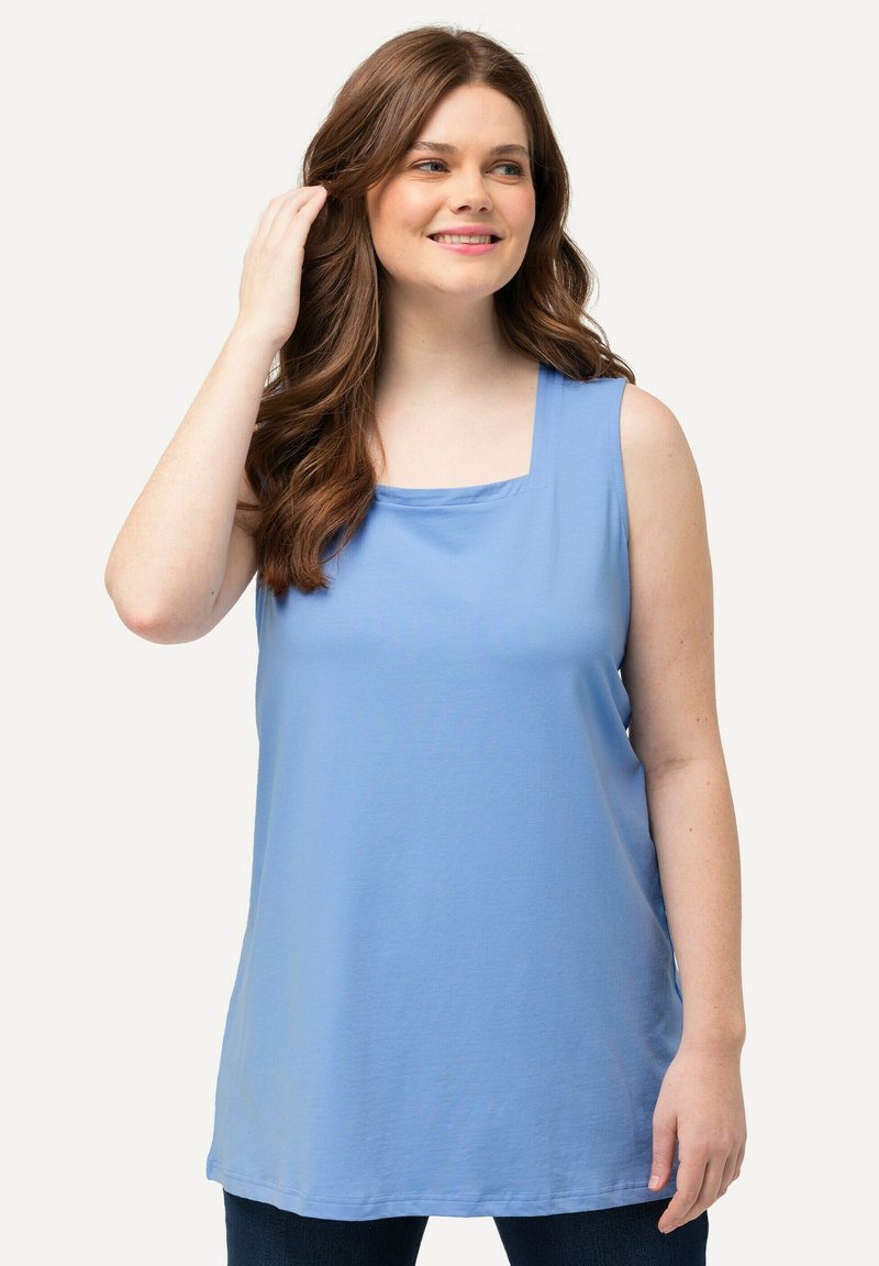 Top senza maniche blu chiaro con scollatura quadrata, realizzato in tessuto morbido. Presenta una vestibilità rilassata e una texture liscia, che arriva fino ai fianchi.