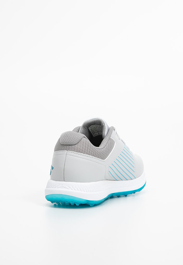 Zapatilla atlética gris con materiales de malla y sintéticos, que presenta un talón texturizado, acentos en turquesa y patrones de rayas diagonales en el costado.