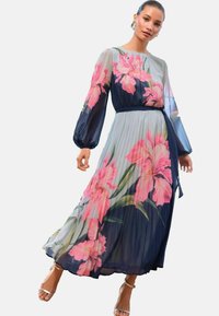 Blumen-Maxikleid mit langen, durchsichtigen Ärmeln, marineblauem Hintergrund und pinkfarbigem Blumenmuster. Gefältelte Textur, taillierter Schnitt und fließender Rock.