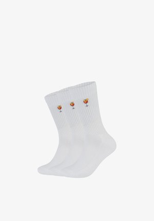 Drei weiße gerippte Sneakersocken mit bestickten Cocktailgläsern, die Orangenscheiben und Strohhalme nahe dem oberen Rand zeigen.