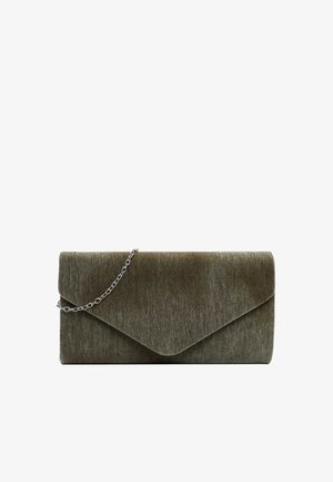 Clutch de terciopelo verde con un diseño de sobre elegante, que cuenta con una correa de cadena metálica y un acabado suave y texturizado.