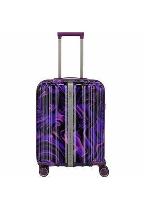 Maleta rígida con patrón marmoleado en púrpura y negro, franja vertical plateada, cuatro ruedas giratorias y asa retráctil.