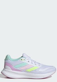 Chaussure de course avec une tige en maille légère de couleur blanche, rehaussée d'accents en vert menthe et rose pastel, une semelle rembourrée et des bandes réfléchissantes.