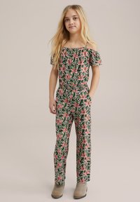 Salopetă florală verde cu modele de crini roz și puncte negre. Prezintă mâneci off-the-shoulder, talie elastică și buzunare laterale.