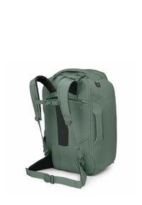 Sac à dos vert foncé avec des bretelles rembourrées et réglables, une poignée sur le dessus, un tissu texturé, une base durable et des poches latérales pour un rangement supplémentaire.