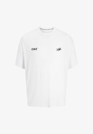 Biela bavlnená tričko s krátkymi rukávmi, s čiernym textom "CNZ" na ľavej hrudi a čiernou grafikou na pravej strane.