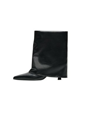 Schwarzer Lederstiefel bis zur Mitte der Wade mit spitzer Spitze und kleinem, quadratischem Absatz, von der Außenseite auf weißem Hintergrund gezeigt.