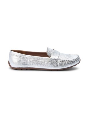 Mocassin slip-on en cuir texturé argenté avec couture moc toe et semelle en caoutchouc plate marron, vu de côté extérieur.