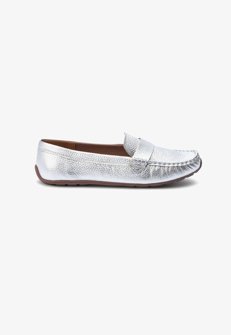 Mocassin slip-on en cuir texturé argenté avec couture moc toe et semelle en caoutchouc plate marron, vu de côté extérieur.
