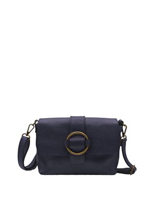 Sac bandoulière en cuir texturé bleu foncé avec sangle ajustable et rabat avant sécurisé par une boucle circulaire en or.