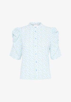 Bluzka z krótkim rękawem i wysokim kołnierzem, z jasnoniebieskiego materiału z małymi wzorami kwiatowymi w zieleni i niebieskim, zapinana na guziki.