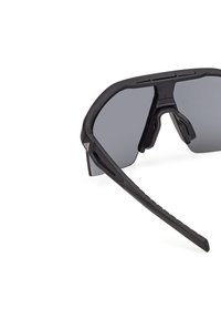 Occhiali da sole sportivi neri con un design elegante, lenti grigie, impugnatura in gomma sul ponte del naso e bracci neri testurizzati per una vestibilità sicura.