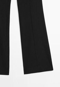 Schwarze Hose aus leichtem Material mit weitem Bein, glatter Textur und ohne sichtbare Muster oder Applikationen.