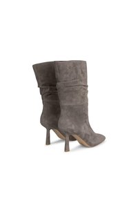 Szare zamszowe botki za kostkę o luźnym kroju, w szpic, z cienkim wysokim obcasem, charakteryzujące się gładką teksturą i minimalistyczną estetyką.