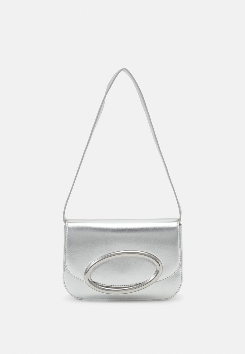 Sac bandoulière en cuir argenté avec une fermeture à rabat et un grand accent métallique ovale à l'avant.