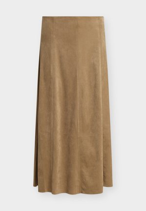 Falda de ante marrón claro de longitud media con detalles sutiles de costuras verticales, dobladillo ligeramente acampanado, sobre un fondo liso y claro.