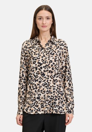 Camicia a pulsante con stampa leopardata in morbido tessuto, caratterizzata da maniche lunghe, colletto a punta e vestibilità comoda. I toni del nero e del beige dominano il motivo.