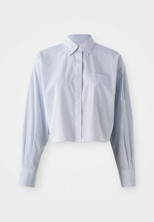 Camicia tagliata a blu e bianche righe verticali, con colletto a punta, maniche lunghe e taschino frontale. Texture in cotone liscia.