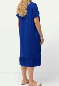 Blauwe jurk tot de knie met een ontspannen pasvorm, korte mouwen en een gerimpelde zoom. Gemaakt van gladde stof zonder zichtbare patronen of hardware.