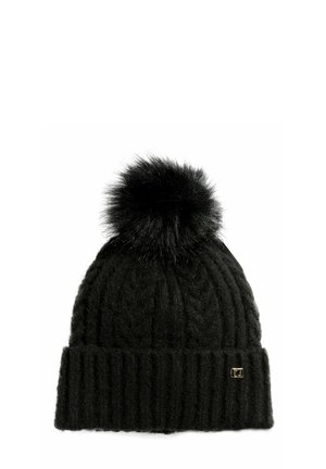 Svart stickad mössa med ribbat mönster, med en fluffig pom-pom på toppen och en liten metallisk logotyp på framsidan.
