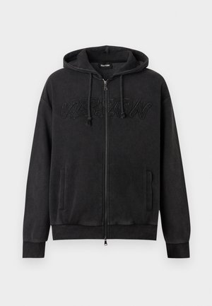 Fekete cipzáras kapucnis pulóver első zsebekkel és húzózsinóros kapucnival, texturált "VISION" hímzéssel a mellkasnál.