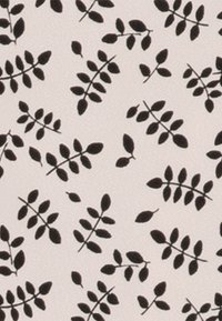 Svart bladmönster på en blek bakgrund, med olika bladformer och storlekar med en jämn textur. Upprepat mönster över ytan.