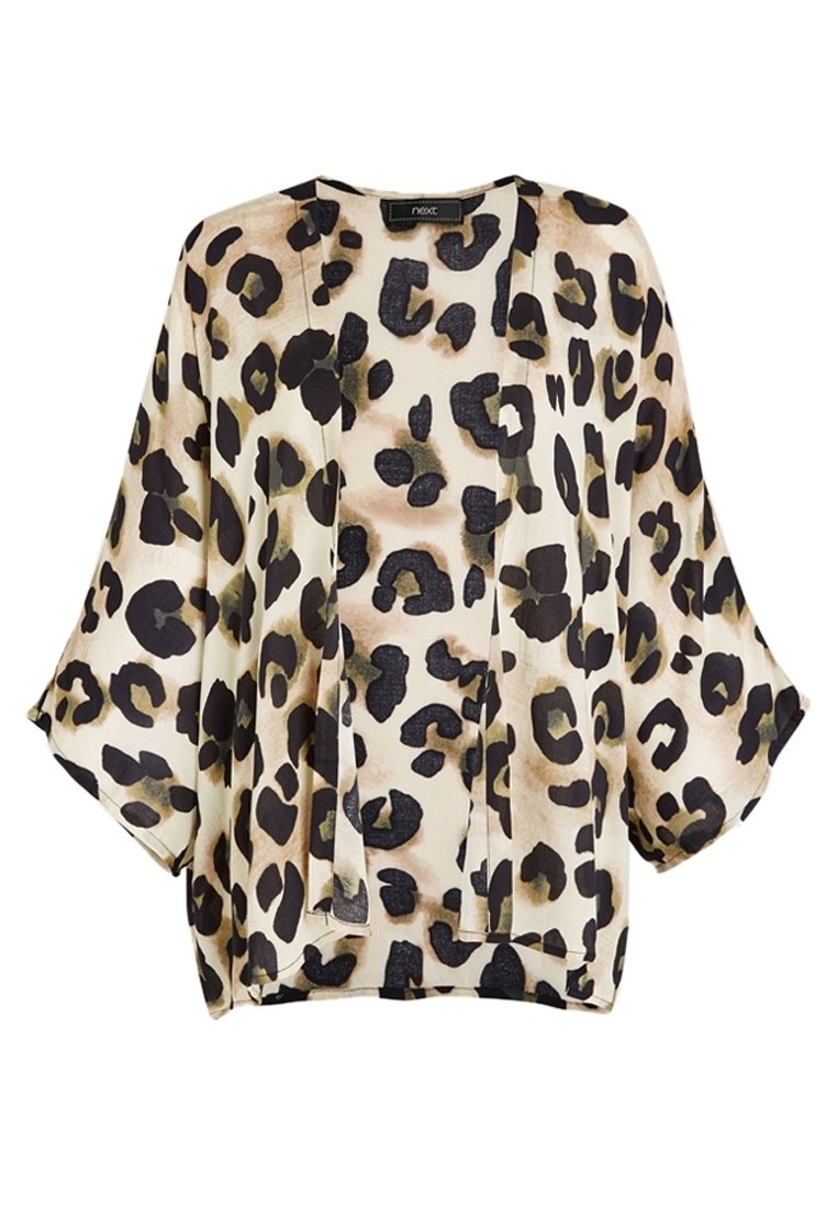 Leopardprint kimono-top met korte, brede mouwen. Gemaakt van een lichte stof in beige en bruine tinten, met een open voorkant.