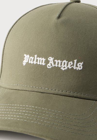 Καπελάκι μπέιζμπολ ελιάς με λευκό κέντημα το κείμενο "Palm Angels" στον μπροστινό πίνακα και κυρτή γείσο με ορατές ραφές.