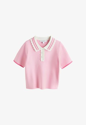 Różowy krótkim rękawem sweter z dzianiny z białym kołnierzem ozdobionym falbanką, który ma różowe paski oraz trzy białe guziki na przedniej listwie.