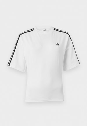T-shirt blanc manches courtes Adidas avec des détails à trois bandes noires sur les épaules et le logo trèfle Adidas sur la poitrine gauche.