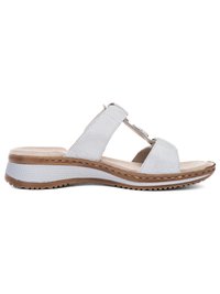 Sandalia blanca de tipo deslizable con dos tiras anchas, plantilla acolchada y suela texturizada para agarre y comodidad.