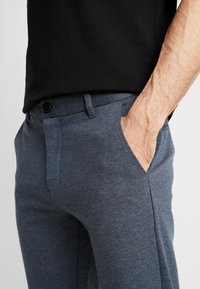Lindbergh SUPERFLEX CROPPED  - Hlače chino - blue
