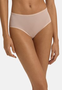 Mutande beige a vita alta realizzate in materiale liscio e elastico, con un morbido elastico in vita e senza cuciture visibili per comfort e vestibilità.