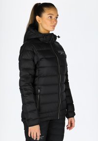 Czarna kurtka puchowa z zamkiem z przodu, wysokim kołnierzem i regulowanym kapturem. Posiada poziome przeszycia oraz dwie boczne kieszenie.