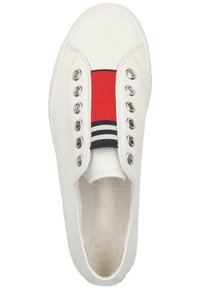 Sneaker bianco senza lacci con fascia elastica a righe rosse e blu navy, occhielli in argento e pelle bianca testurizzata. L'interno presenta una suola imbottita.