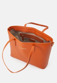 Orangene Leder-Umhängetasche mit zwei Griffen, offenem oberen Teil, Innenreißverschlussfach, glatter Oberfläche und goldfarbenem "Valentino"-Logo auf der Vorderseite.