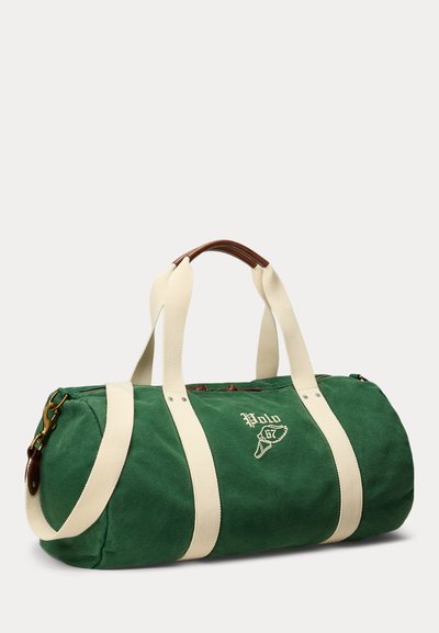 Πράσινος κυλινδρικός σακ βουαγιάζ με εκρού ιμάντες, καφέ δερμάτινες λεπτομέρειες στη λαβή και λογότυπο "Polo 67" με κέντημα φτερωτού παπουτσιού.