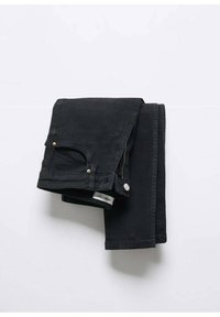 Jean en denim noir plié avec poche avant visible, bouton et partie de la fermeture éclair sur un fond clair uni.