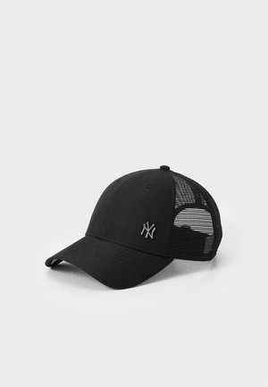 Cappello nero con una parte anteriore solida, retro in rete e visiera curva. Presenta un logo argento sulla parte frontale e un tessuto testurizzato.