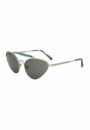 Occhiali da sole eleganti con montatura in metallo argento, lenti scure e aste sottili con punte verdi su sfondo bianco.
