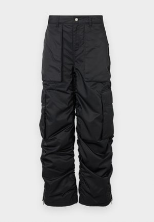 Svarta isolerade cargobyxor med en slät textur, som har flera fickor, en dragkedja i nederkant och en knappstängning i midjan.