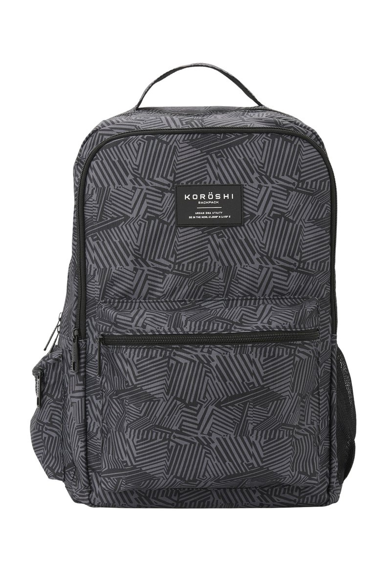 Háti táska geometrikus fekete és szürke mintával, fő rekesszel, elülső cipzáras zsebbel, felső fogantyúval és oldalsó hálós zsebbel.
